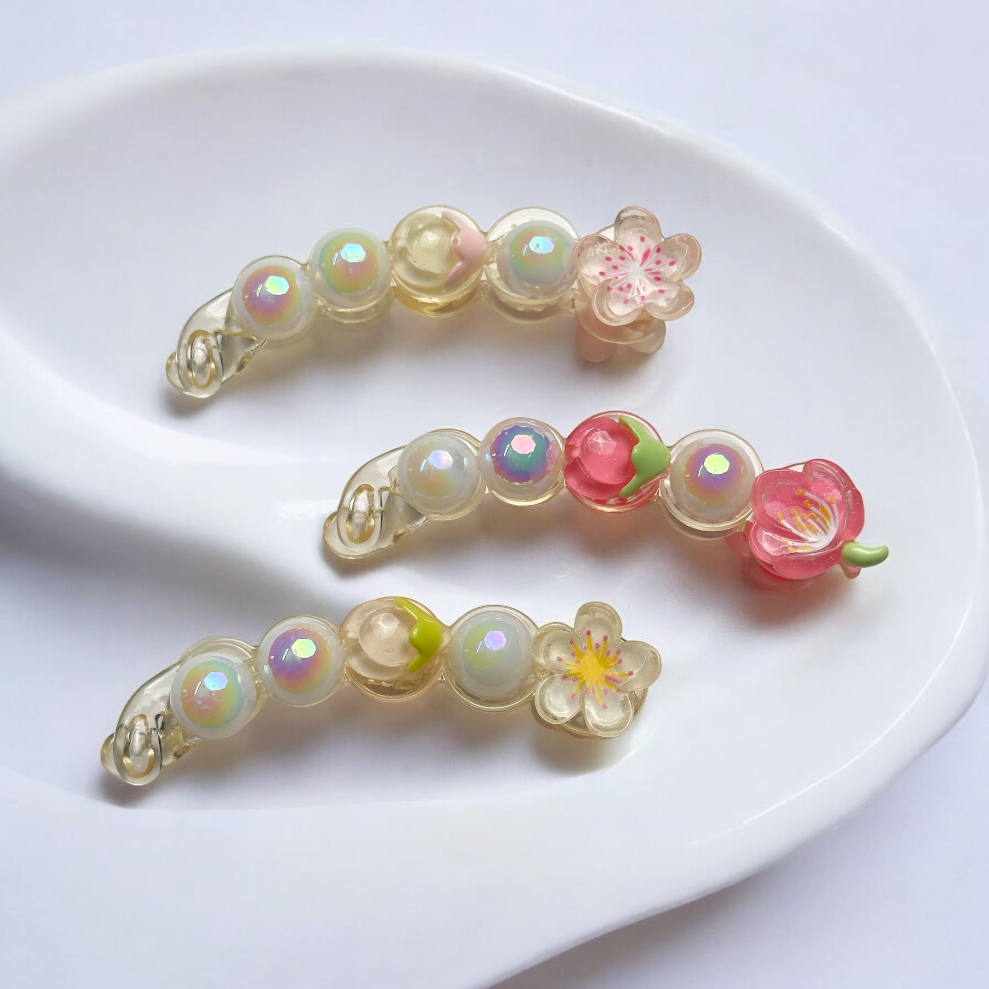 Petal Pearl Claw – aesthetic floral hair clip with pearls and pastel flowers